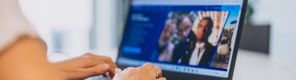 Eine Frau sitzt an einer Tastatur und schaut dabei auf einen Monitor. | Bildquelle: WDR mediagroup GmbH Eine Frau sitzt an einer Tastatur und schaut dabei auf einen Monitor.