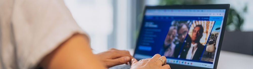 Eine Frau sitzt an einer Tastatur und schaut dabei auf einen Monitor. | Bildquelle: WDR mediagroup GmbH Eine Frau sitzt an einer Tastatur und schaut dabei auf einen Monitor.