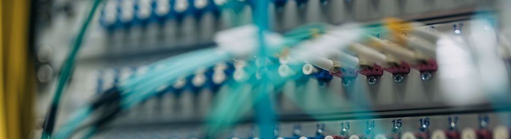 Die Rückwand eines Servers wird dargestellt. Kabel in diversen Farben sind zu sehen. | Bildquelle: WDR mediagroup GmbH Die Rückwand eines Servers wird dargestellt. Kabel in diversen Farben sind zu sehen.