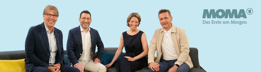 Das Team des „Morgenmagazins“ sitzt auf einem Sofa. | Bildquelle: ARD Morgenmagazin Das Team des „Morgenmagazins“ sitzt auf einem Sofa.