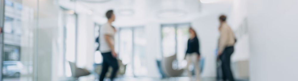 Drei Menschen laufen durch das Foyer der WDR mediagroup. Im Hintergrund sind Sitzmöbel zu sehen. | Bildquelle: WDR mediagroup GmbH Drei Menschen laufen durch das Foyer der WDR mediagroup. Im Hintergrund sind Sitzmöbel zu sehen.