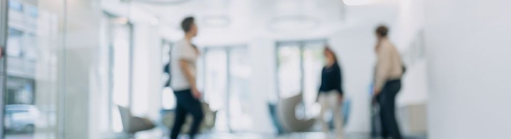 Drei Menschen lauen durch das Foyer der WDR mediagroup. Im Hintergrund sind Sitzmöbel zu sehen. | Bildquelle: WDR mediagroup GmbH Drei Menschen lauen durch das Foyer der WDR mediagroup. Im Hintergrund sind Sitzmöbel zu sehen.